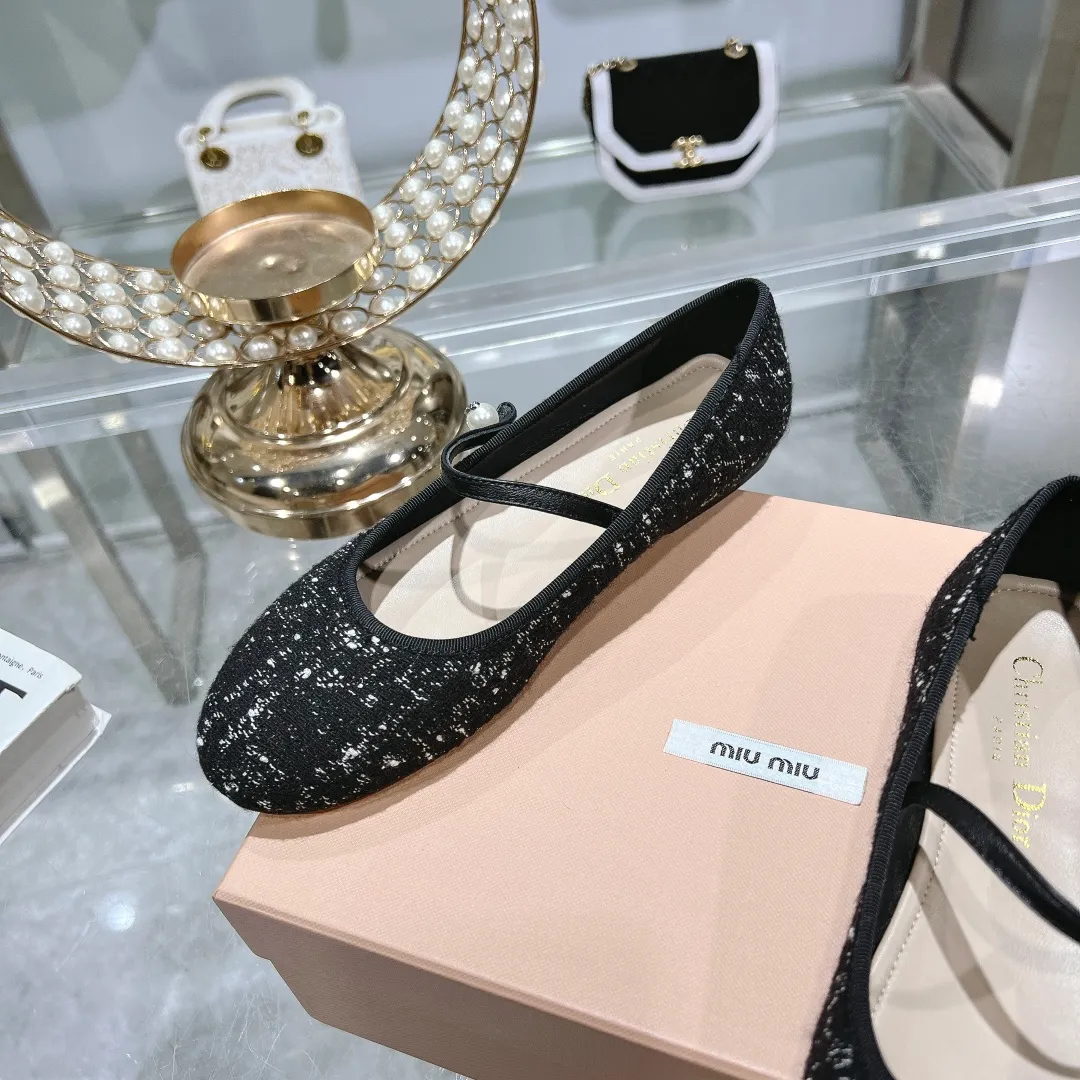 👟👟Ex-factory price 520👟👟 "Exclusive top version" Dior*Dior ✅2024vs spring and summer new series... [Round toe single shoes with small pearls] Original purchase and development! The last details of this shoe are perfectly restored 💐 The upper is made of special material and the inner padding is made of delicate lambskin. You can see the quality by looking at the details in real photos. It is a versatile style for little ladies and a lady. It is a stunning shoe at first glance... I love it. The genuine leather outsole imported from Italy has a five-pointed star logo! 35-39 (34.40 customization is non-refundable) Packaging: Original full set of packaging ☀The color official website is updated simultaneously